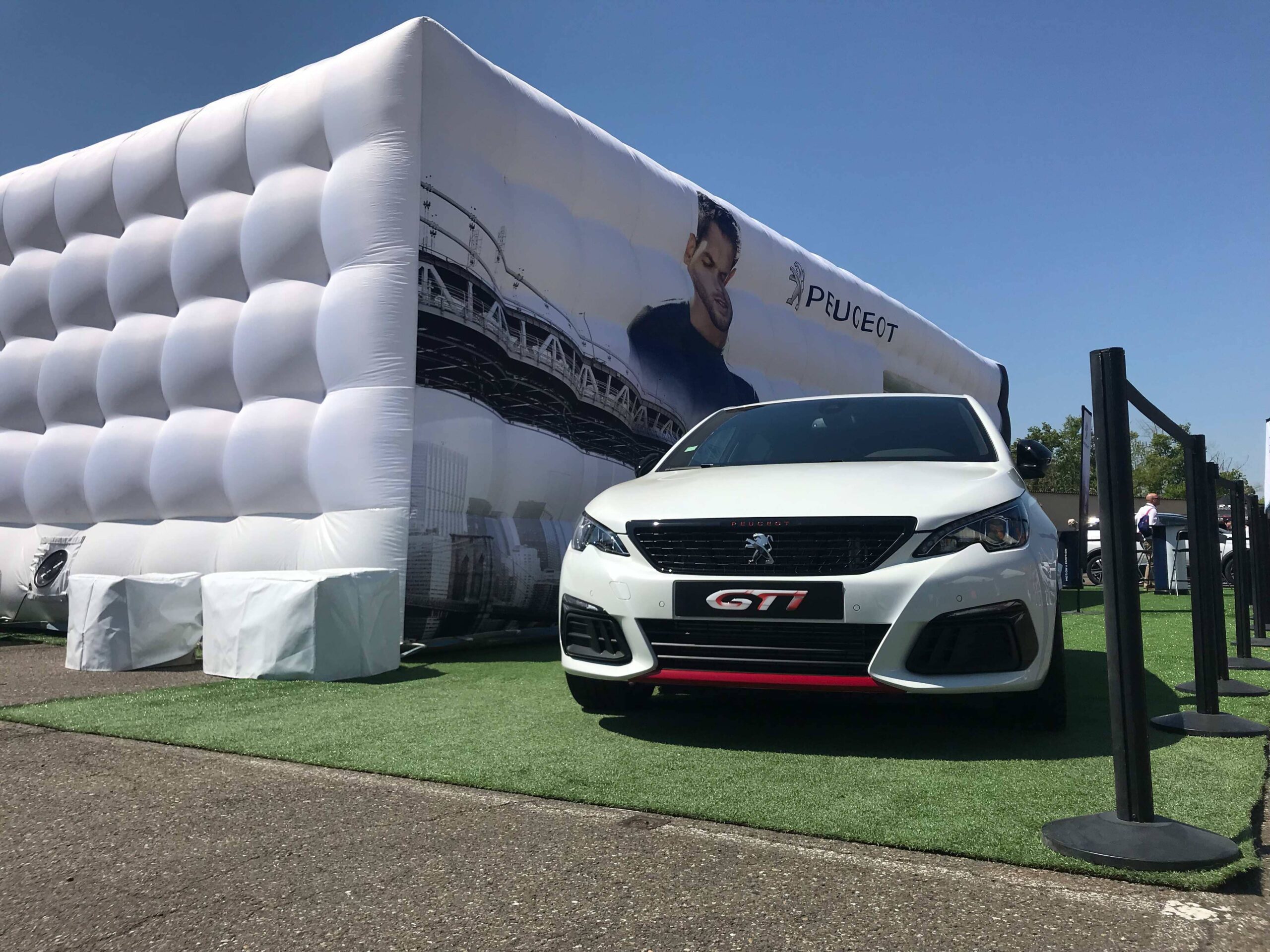 by Pierre Maquet Roadshow Peugeot pour la promotion de la gamme SUV